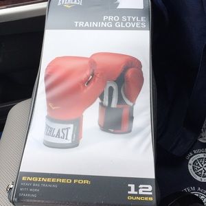 Everlast Other - NWT boxing gloves Everlast Other - NWT boxing gloves